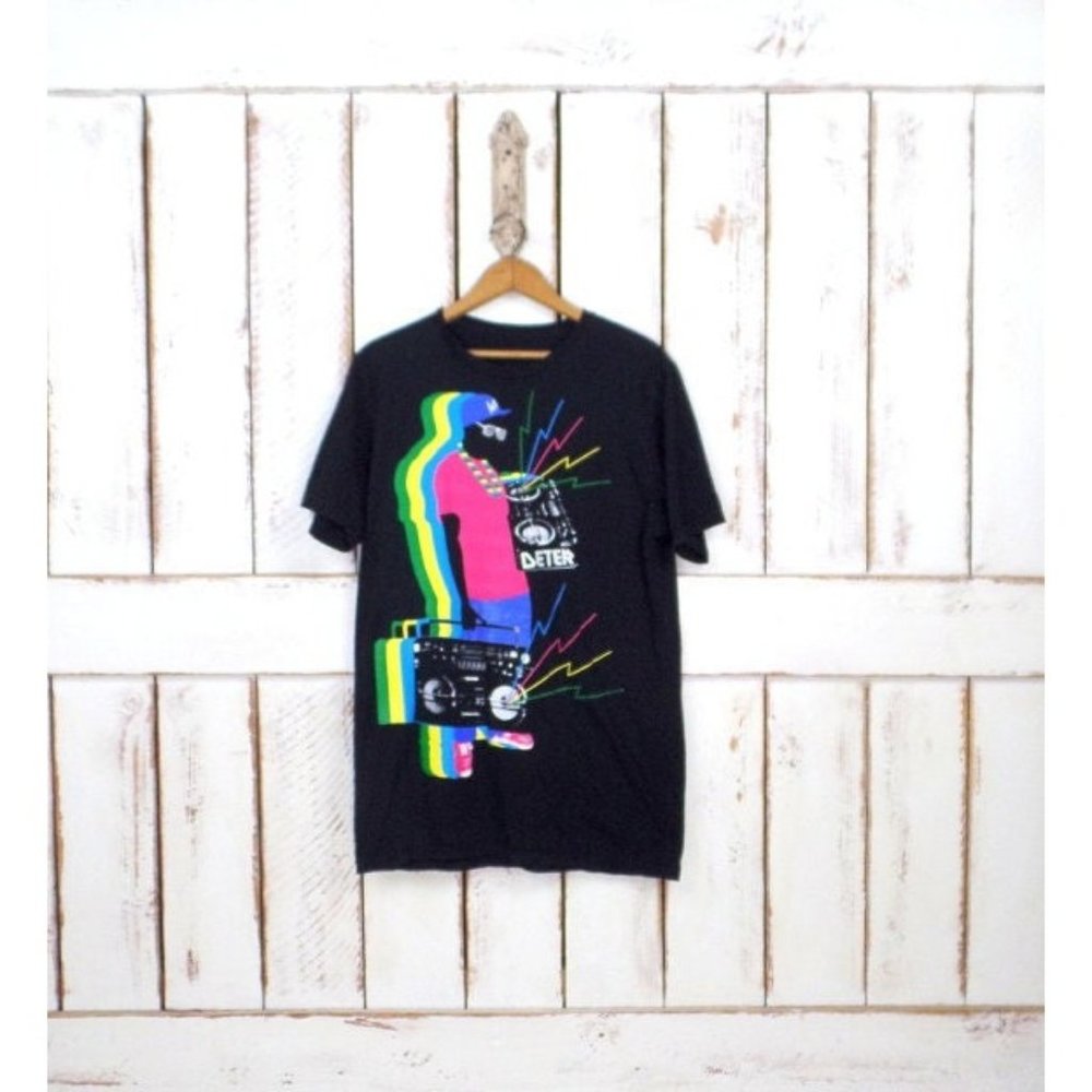 Black retro graphic tshirt / boom box radio tee / 90s graphic tshirt - large